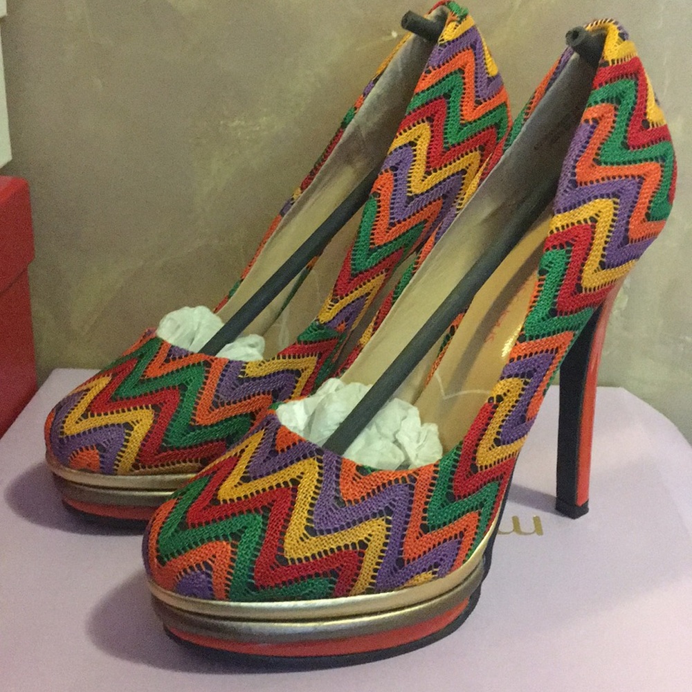 Multicolor pumps